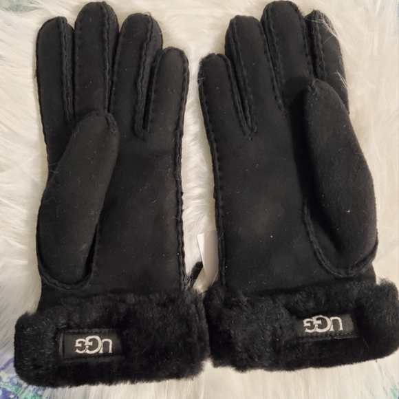UGG genuine shearling gorgeous gloves! ladies size small in rich black. nwt. - Picture 2 of 4